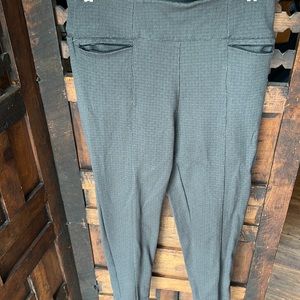 Comfy large, petite ankle pants.